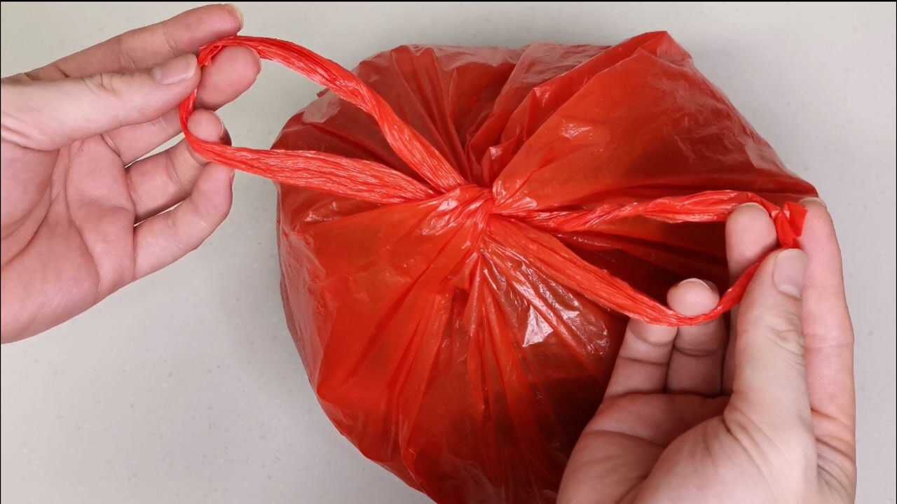 用了这么多年塑料袋,这才是正确的打结方法,相互交叉牢固还快速
