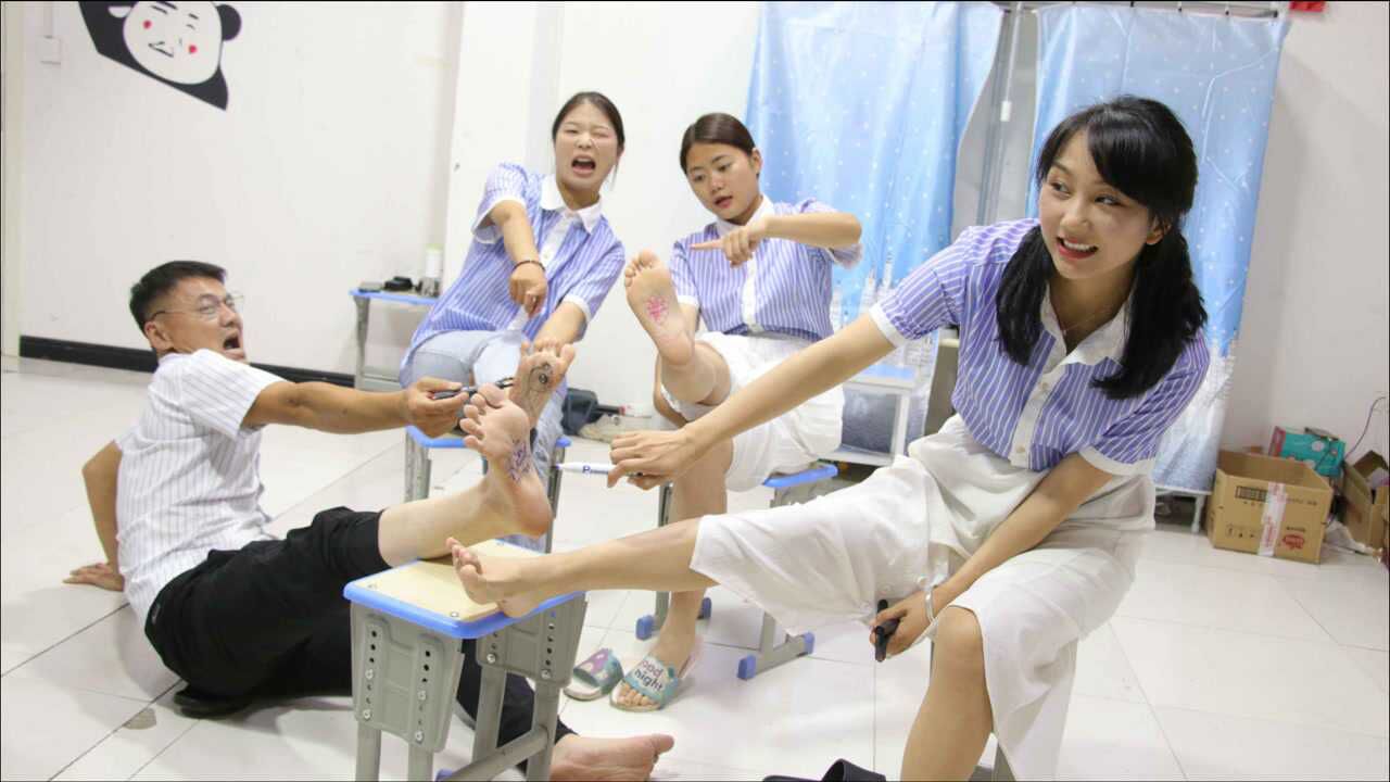 师生玩脚底画画猜不中的惩罚挠脚心100下小鹿老师的反应真逗