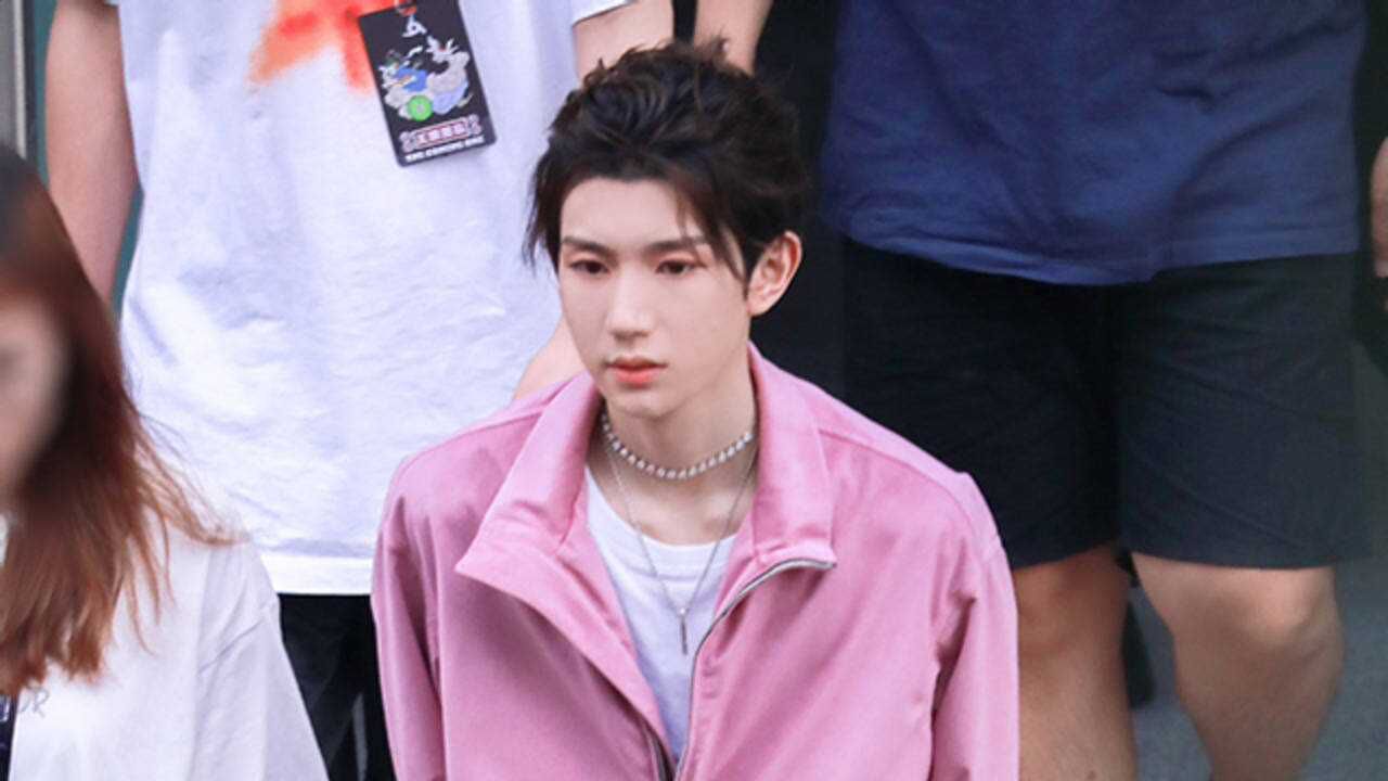 王源现身《明日之子》第五季录制现场02为粉丝送上暖心逆应援