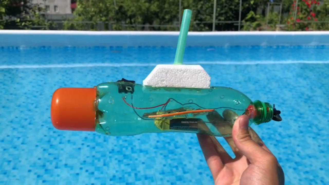小哥用塑料瓶自制一台玩具潜水艇,非常的好玩,你也试试