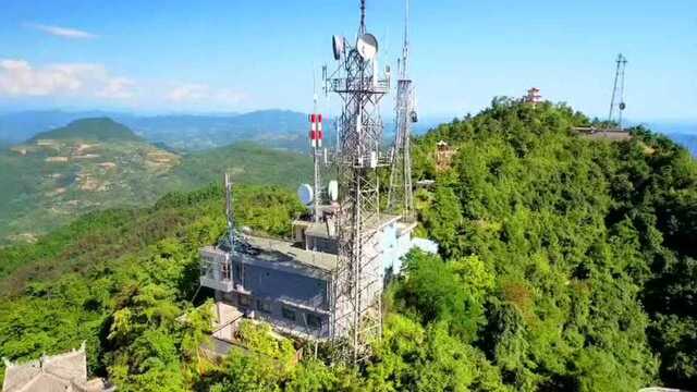 人间仙境【鸡峰山】中摄协会员:秦笃/摄影报道 秋访成州过一川,松林曲径露清泉. 瑶池幽境疑无路,嵋峈鸡峰别有天. 绝壁危岩龙洞隐,崇山峻岭梵宫悬