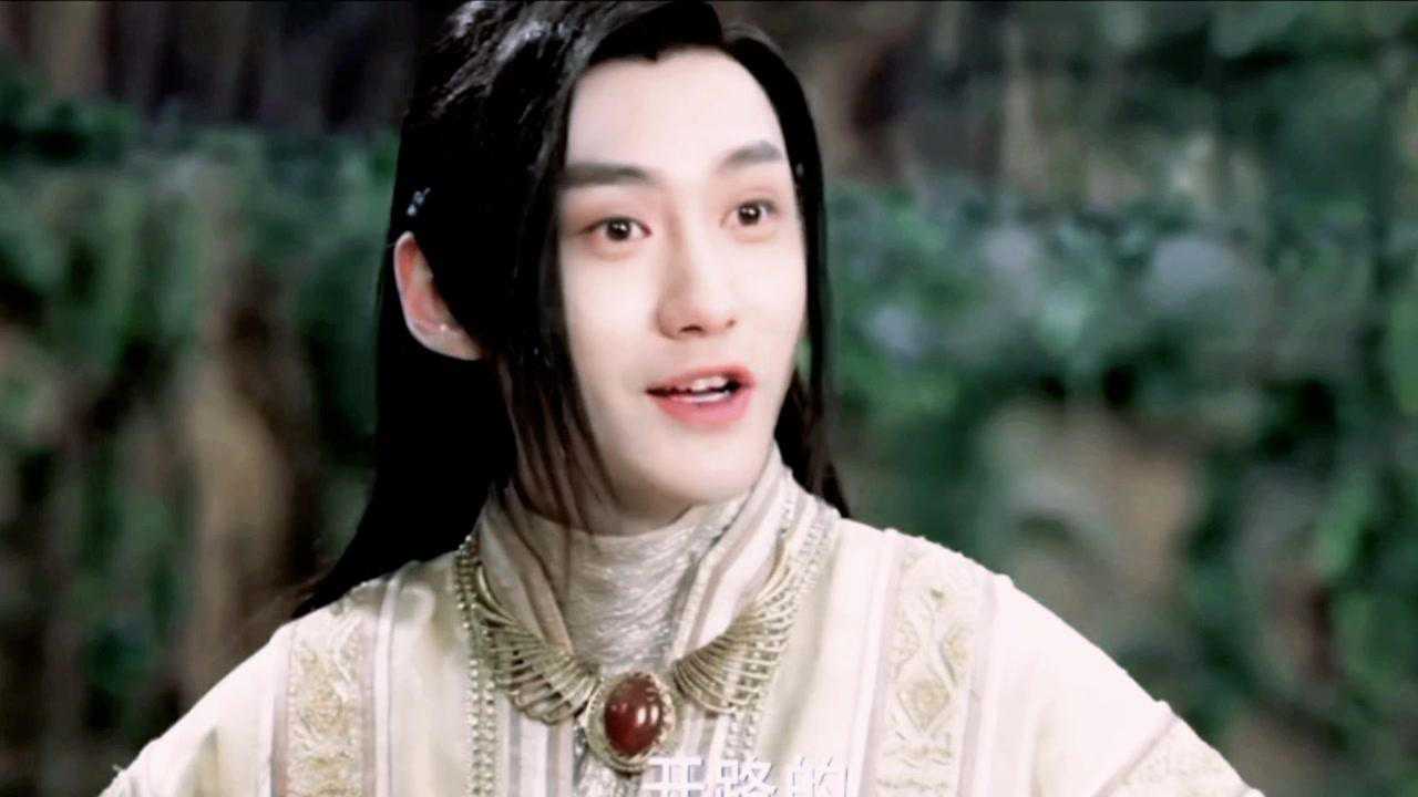 《幻城》#汪铎# 低首勾唇浅笑,犹如万里清风拂过,一扫阴霾,令世间百般