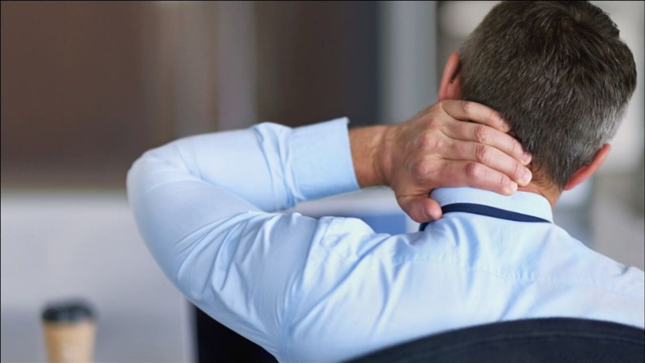 后脑勺一阵阵疼是怎么回事?医生直言:多是两个原因导致