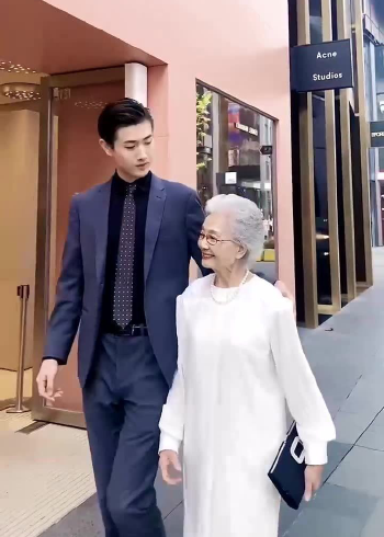 我叫盛瑞玲,今年90周岁,感谢大家对我们祖孙俩的支持和厚爱