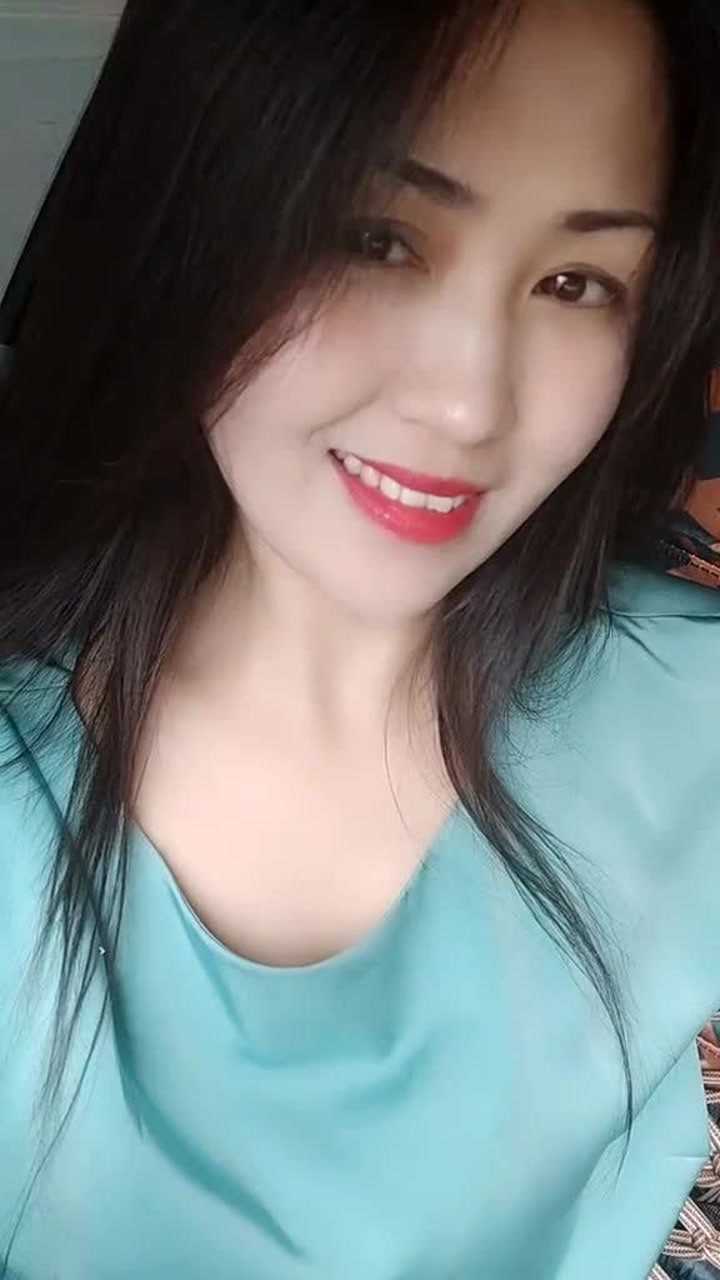 好美的气质女人,眼神妩媚动人,越看越漂亮