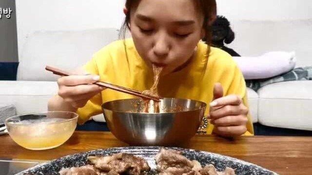 美食吃播:辣酱冷面,烤肉!