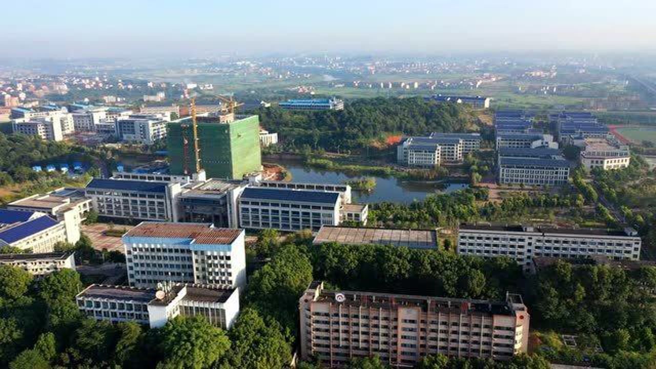 航拍衡阳南华大学雨母校区,山林在校中,校在山林中,美轮美奂