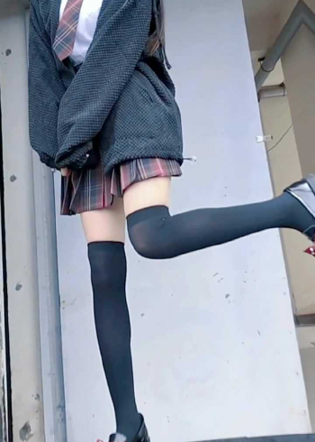 jk制服配过膝袜,是不是你们喜欢的女生穿搭吃呢