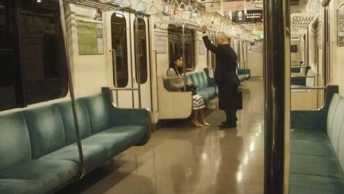 深夜地铁空荡，陌生大叔偏站女孩面前，女孩下车才知他在救自己。。《鸡皮疙瘩》