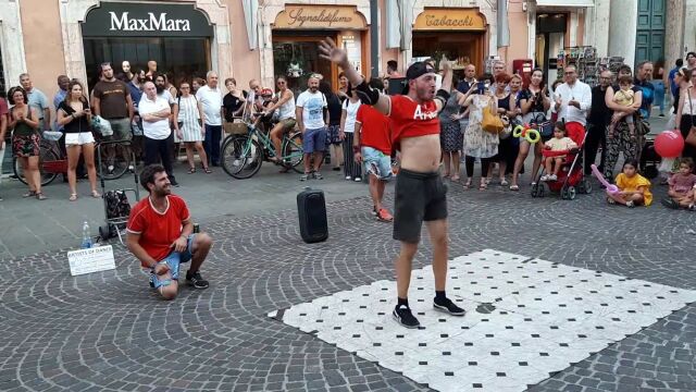 国外街拍:三人街头表演炫酷街舞,太有才了