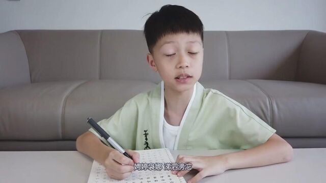 九岁男孩唱抖音洗脑神曲《生僻字》,唱得不仅好听还能学习汉字