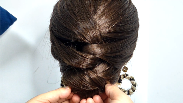 盘发速成小技巧,妈妈头发这样扎简单还端庄,不到1分钟就完成