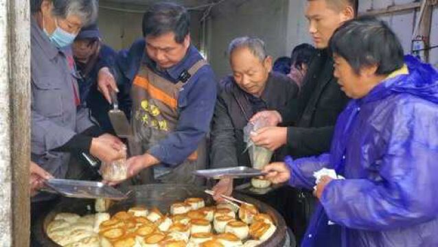 山东菏泽夫妻卖水煎包,早晨三点开始做,1元1个一早餐营业额一千多