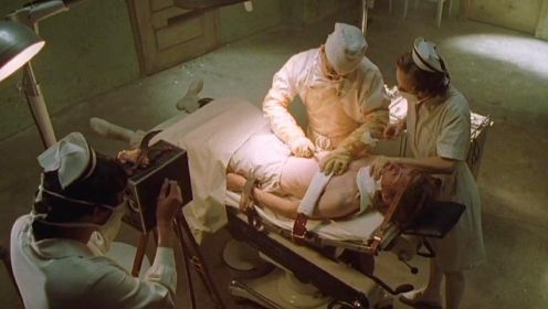 变态医生将医院改造成鬼屋，专门虐杀病人，进行恐怖的人体实验