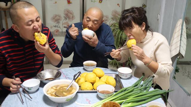 北方冬天酸菜的吃法,苞米面包酸菜馅窝窝头,蘸着蒜泥吃真香