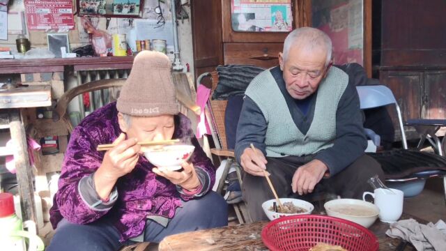 农村两位老人隐居村庄,每天烫壶酒喝二两,过逍遥自在的乡村生活