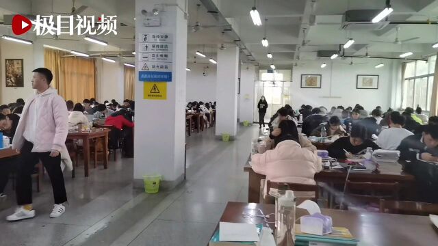 这所高校的图书馆内座无虚席,学子们奋力一搏只为遇见更好的自己