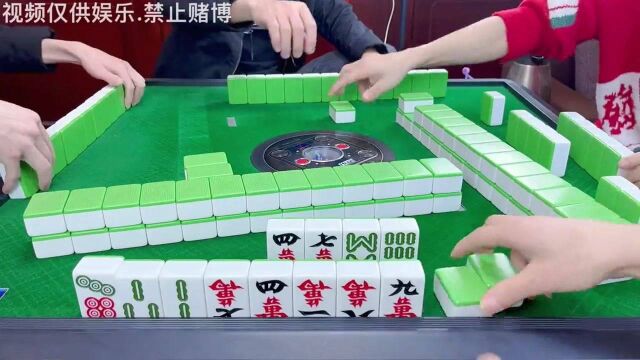 四川麻将:换三张,简单式操作!万子单行道,他们还打个串串?