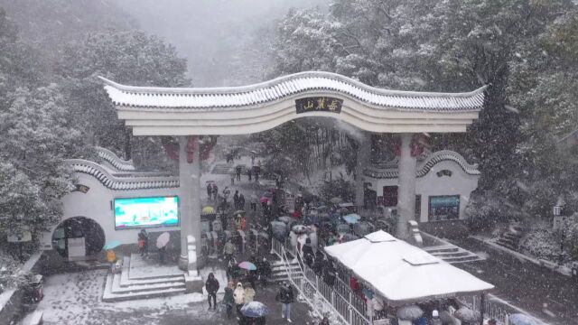 长沙初雪来了!岳麓山雪景浪漫至极