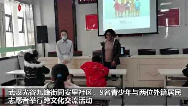 外国志愿者到社区当“孩子王”,小朋友写英文为洋老师点赞