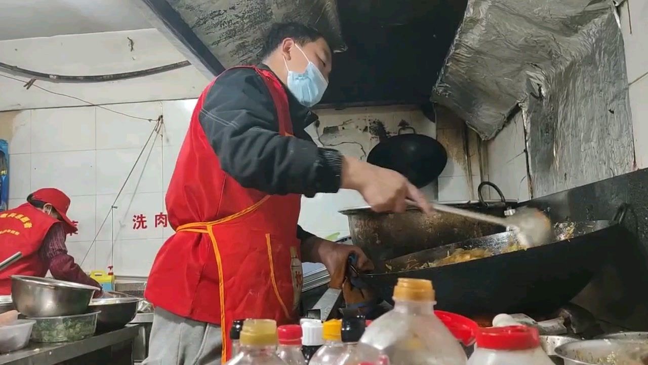 饭店老板每天颠勺十几小时，半月来为防疫卡点送上万份爱心餐_腾讯视频