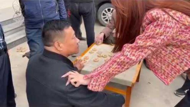 王铁锤迎接当地最厉害的棋王挑战,妙手不断,百万棋迷围观,好看