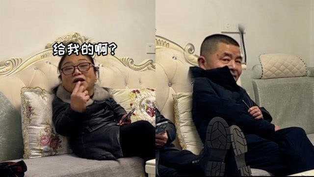 女子给妈妈转账10000给爸爸200,俩人默契反应网友笑疯:不愧是夫妻