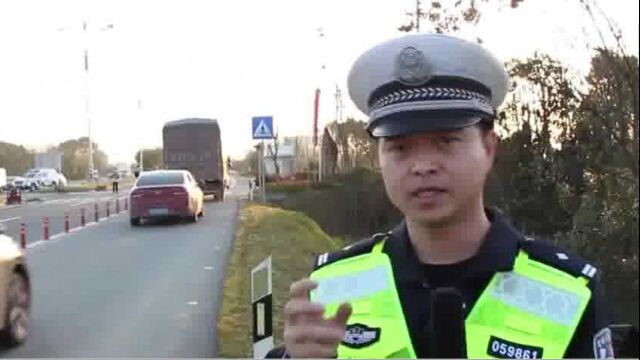 交警说安全,惊险!横过路口,电动三轮车被撞散架