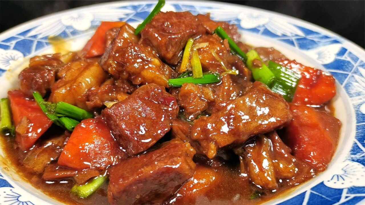 红烧羊肉怎么做简单又好吃,试试这种做法,色泽红亮,软烂又入味
