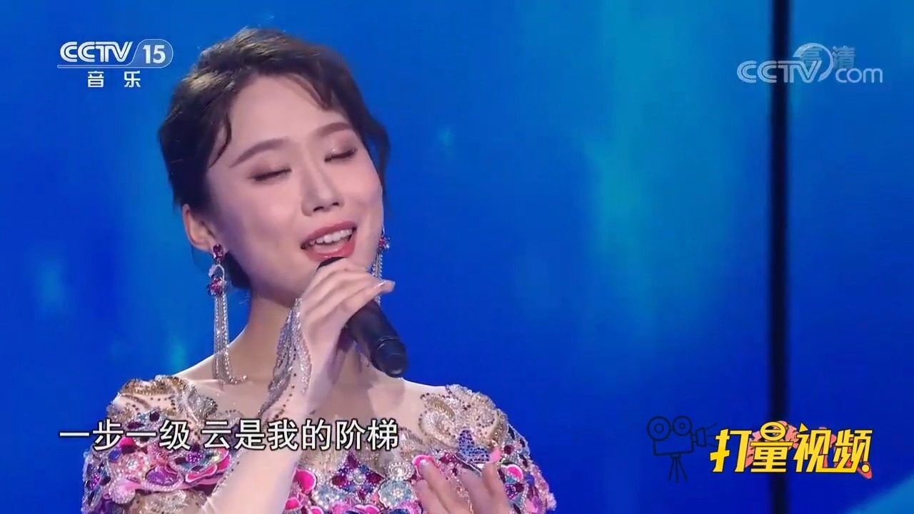杨西音子带来歌曲《山水贵客》,欢快悠扬,心随乐动