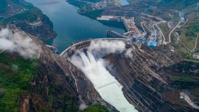 仅次于三峡大坝,全球第二大水电站发电机组就位,每天能赚好几亿