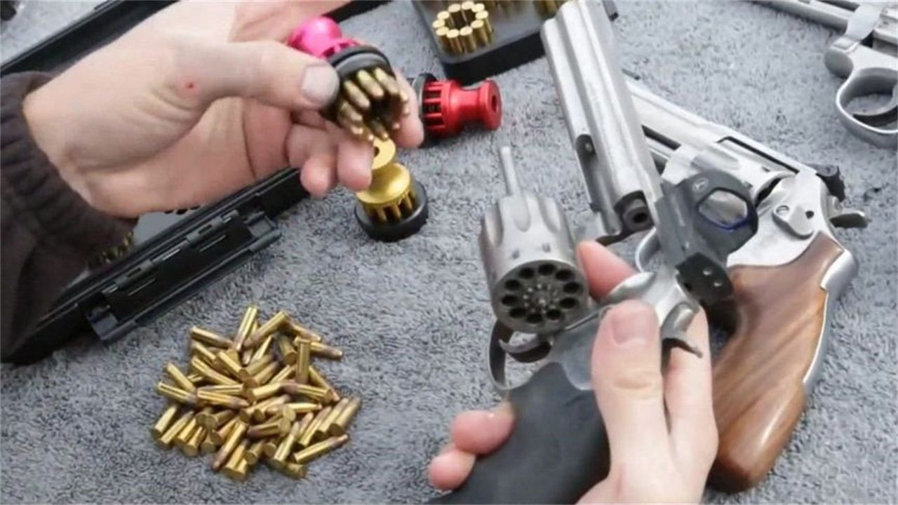 左轮手枪这样加弹既方便又快捷,全靠这个小小的"工具"