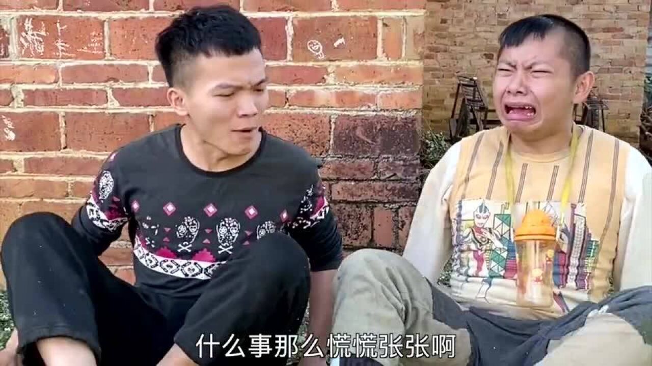 農村搞笑:鬼火翻溝裡,小夥用槓桿原理拉上來,結局我笑了