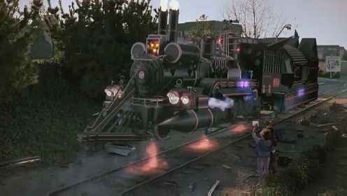 博士发明的这款火车，不仅能飞还能穿越时空，一部经典科幻片