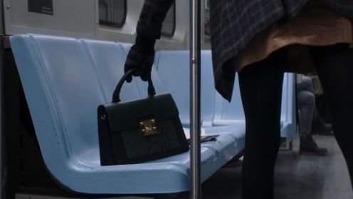 女孩在地铁捡了一个包，没想是一种新型骗局！《遗孀秘闻》