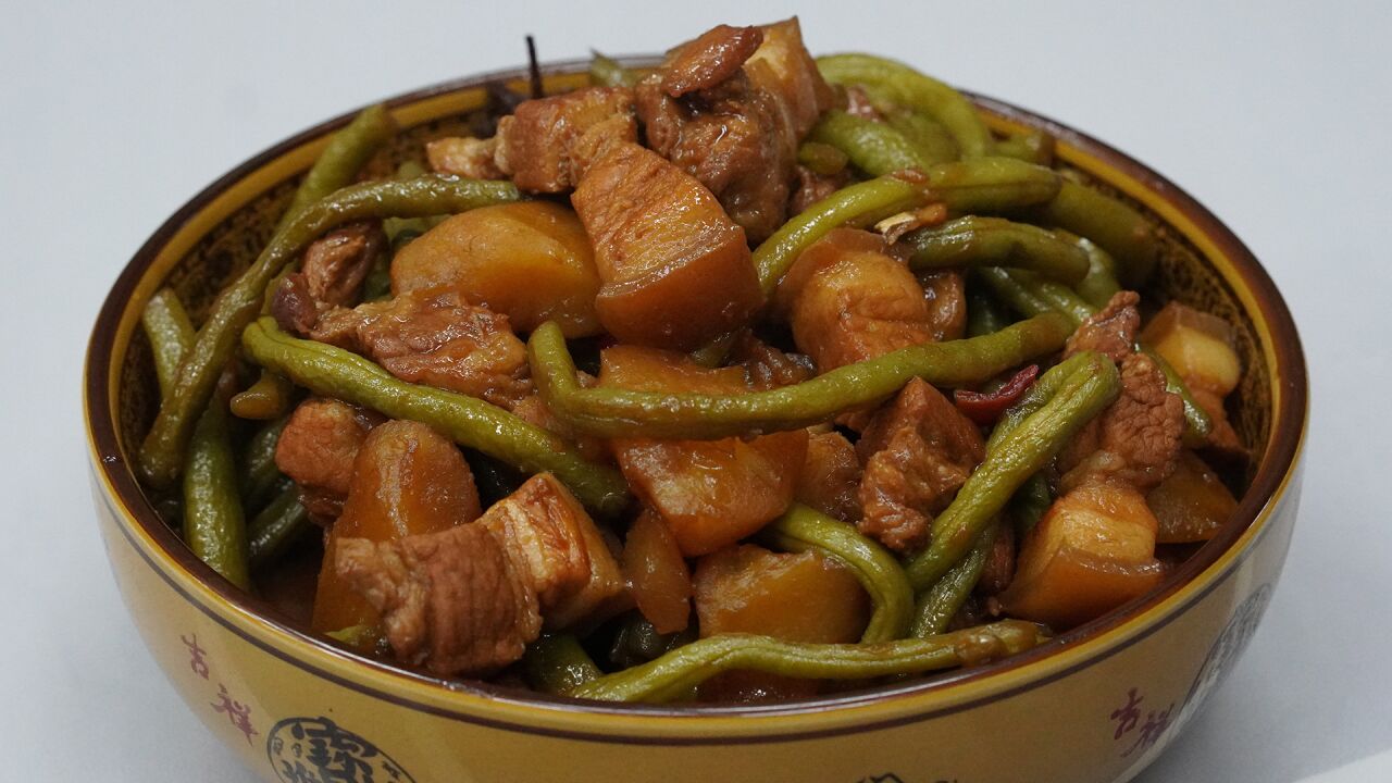 简单好吃的家常菜,红烧肉炖豆角,不管是配米饭还是馒头都超好吃_腾讯