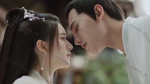 风华绝代的白风夕差点被俊美无双的黑丰息接吻,被打断了,表情甜话了