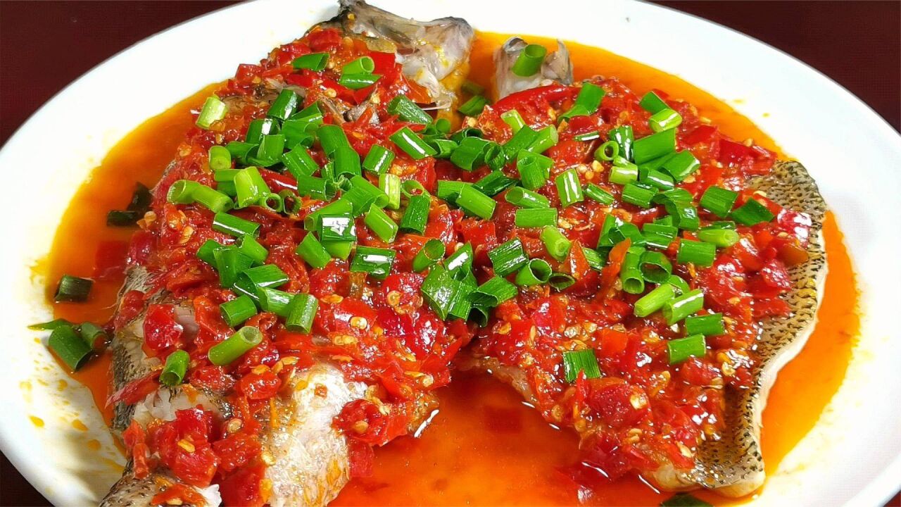 这样做的剁椒蒸鲈鱼,鱼肉滑嫩,鲜香辣爽,做法还特别简单