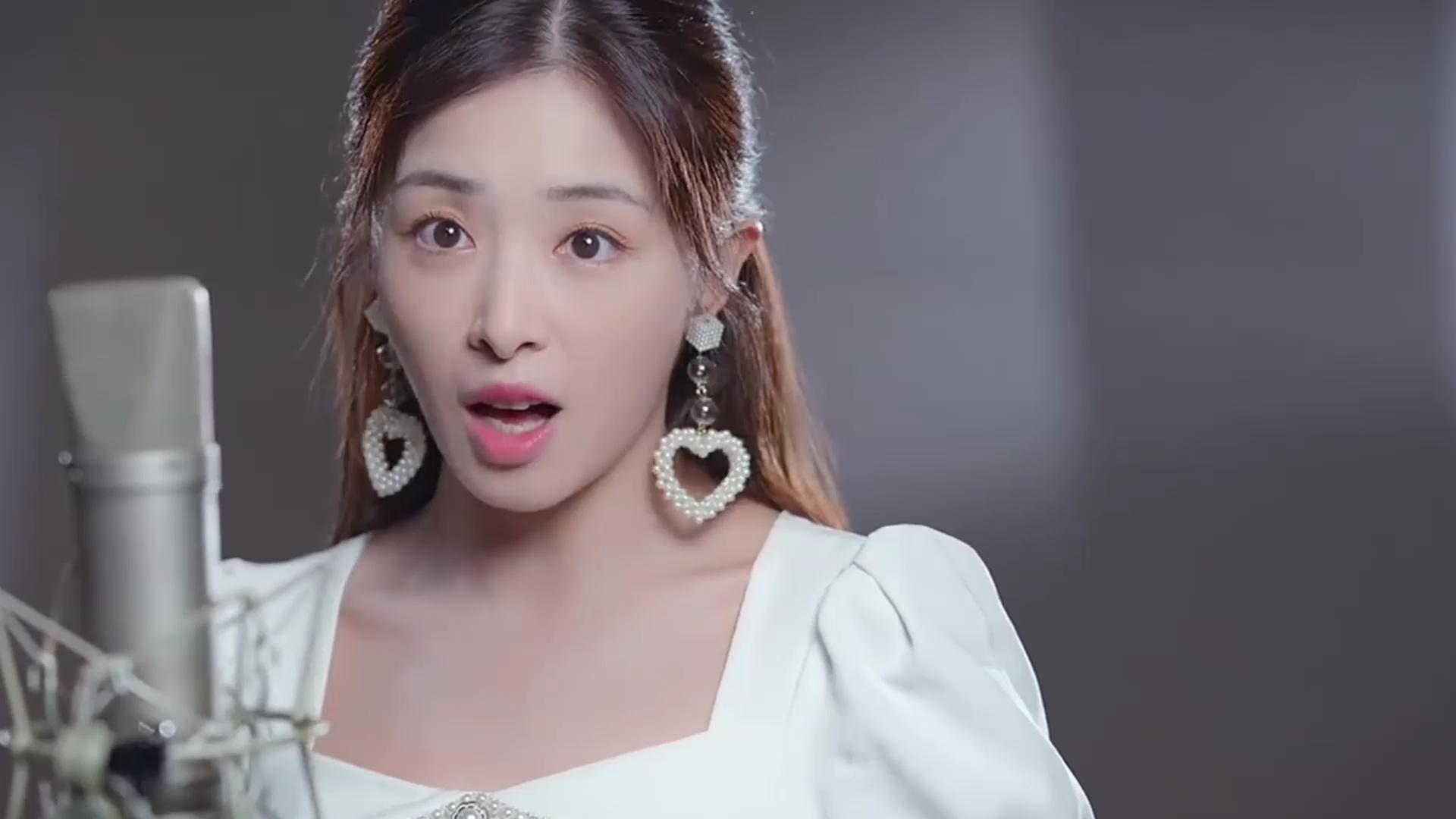 张含韵当年污点曝光演出现场扭得被狂打马赛克一经流出全网炸锅