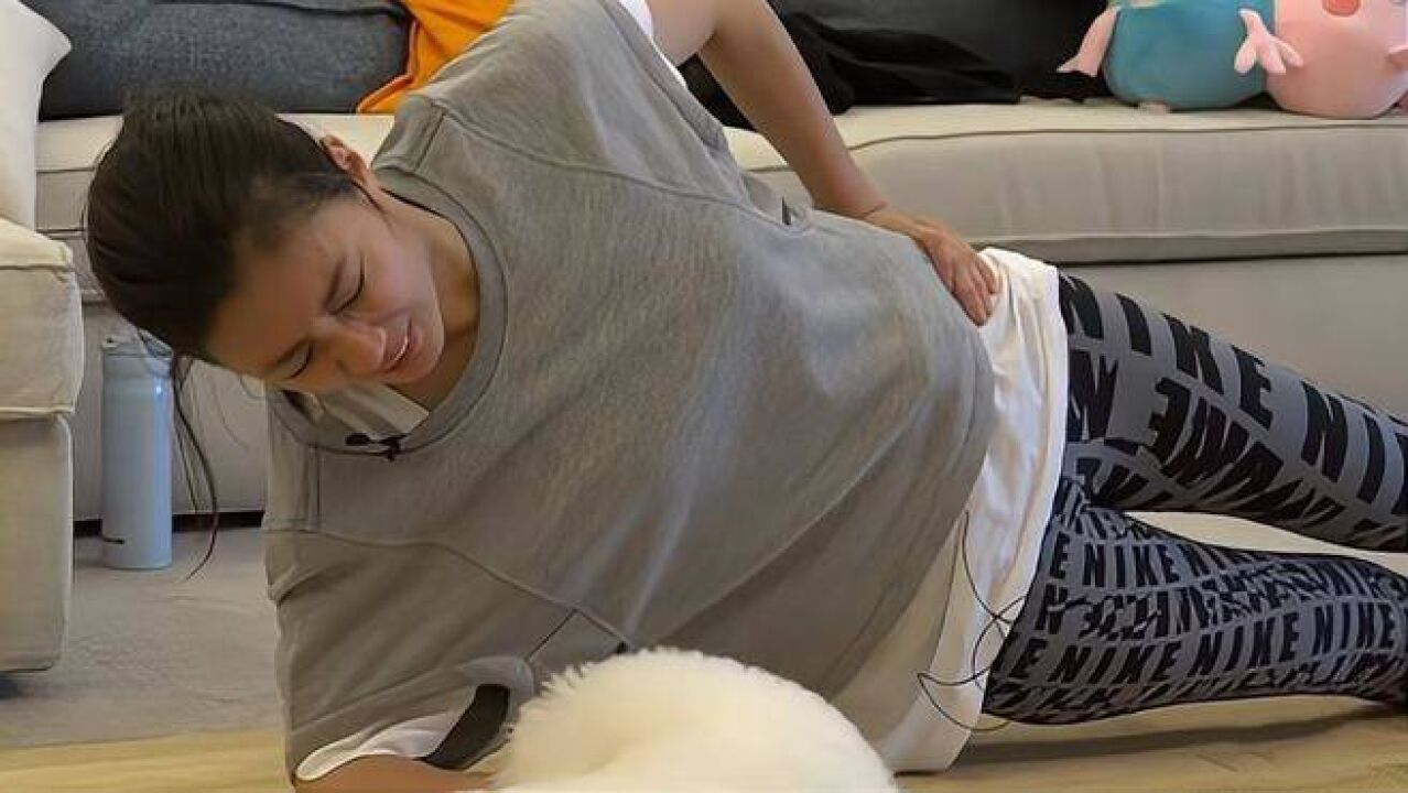 明星界的辣妈!47岁贾静雯产后健身,累到浑身发抖还在咬牙坚持