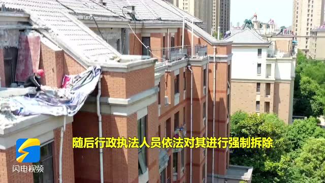 滕州:小区俩业主竟私自扩建阳台,执法人员依法强制拆除