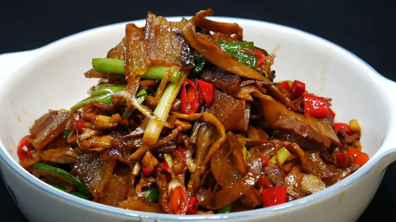 湖南传统美食"冬至肉炒烟笋,简单易学,配上米饭能吃三大碗