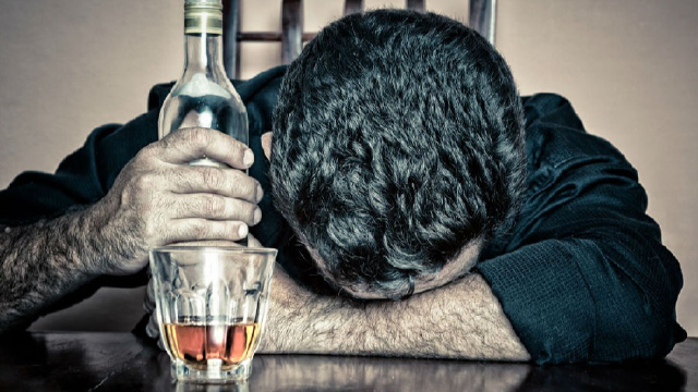 喝酒伤身,尤其这三类人,常喝可能"要命",遇到了,千万别劝酒