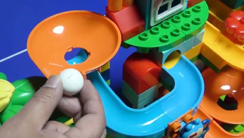 组装几款积木彩球轨道乐园玩具