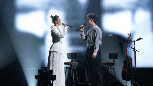 李健李玟对唱《一生何求》，舞台唯美惊艳，歌声温暖有力引人共鸣
