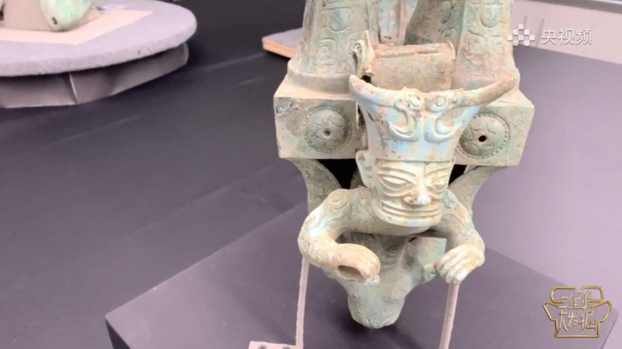 三星堆有件青铜器,被网友称为"奇奇怪怪".