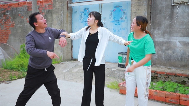 夫妻吵架,村里美女来劝架,没想美女说话一套一套的,这口才真牛