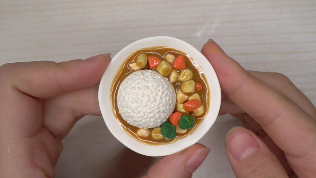 【粘土教程】用超轻粘土跟滴胶做一碟*日式咖喱饭*