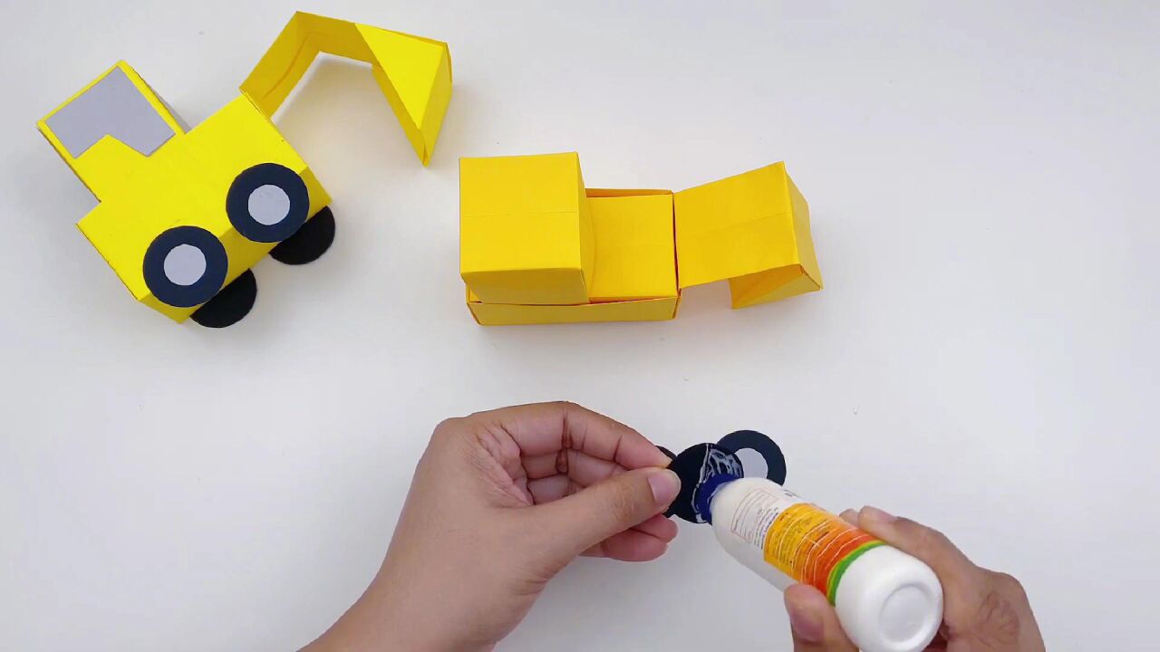 幼儿园手工教程:卡纸做的挖掘机,简单易学,带着孩子一起学吧!