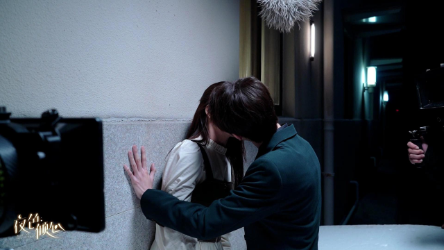 独家花絮:太甜,看管栎墙角霸道拥吻刘些宁